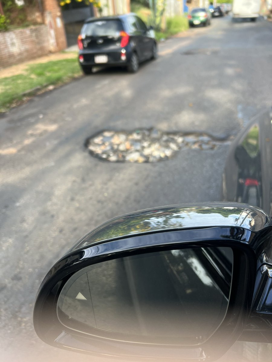 Calle Las Perlas desde Legión Civil y después de Choferes del Chaco, llena de baches <a href="/AsuncionMuni/">Municipalidad de Asunción</a>