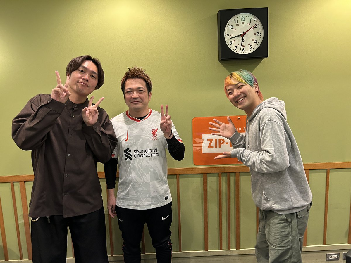 ZIP_SUPER_CAST's tweet photo. 🌈MISSION SUPER CAST🌈

今日のSUPER CASTは…

「スポーツファンの溜まりBAR 」運営 の
ワールドスポーツコミュニティ株式会社 久木 さんでした⚾️⚽️
@wsclounge 

サイン入りグッズの販売や海外観戦チケットも取り扱ってるということなので、スポーツファンはチェックしてみてください👀👇
https://t.co/FdqiZiwNOd

@delasuki_match 
@seven7sama 

📻>>>  https://t.co/lwi6XICutr

#スーキャス