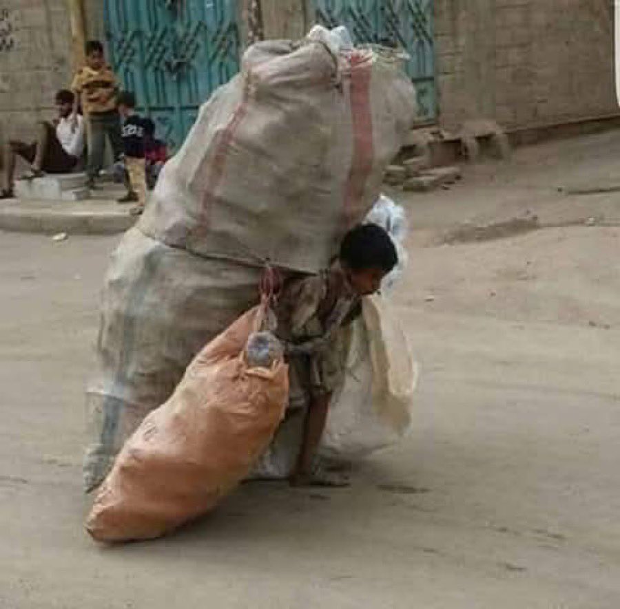 رمضان والشعب بلا رواتب 
خلوكم ذلحين من المماحكات السياسية 
تركتوا كل مسؤلياتكم تجاه الشعب وذهبتم للبحث عن مبررات للهروب من حقوق الشعب اليمني 
رمضان كريم وكل عام والشعب اليمني والوطن بخير