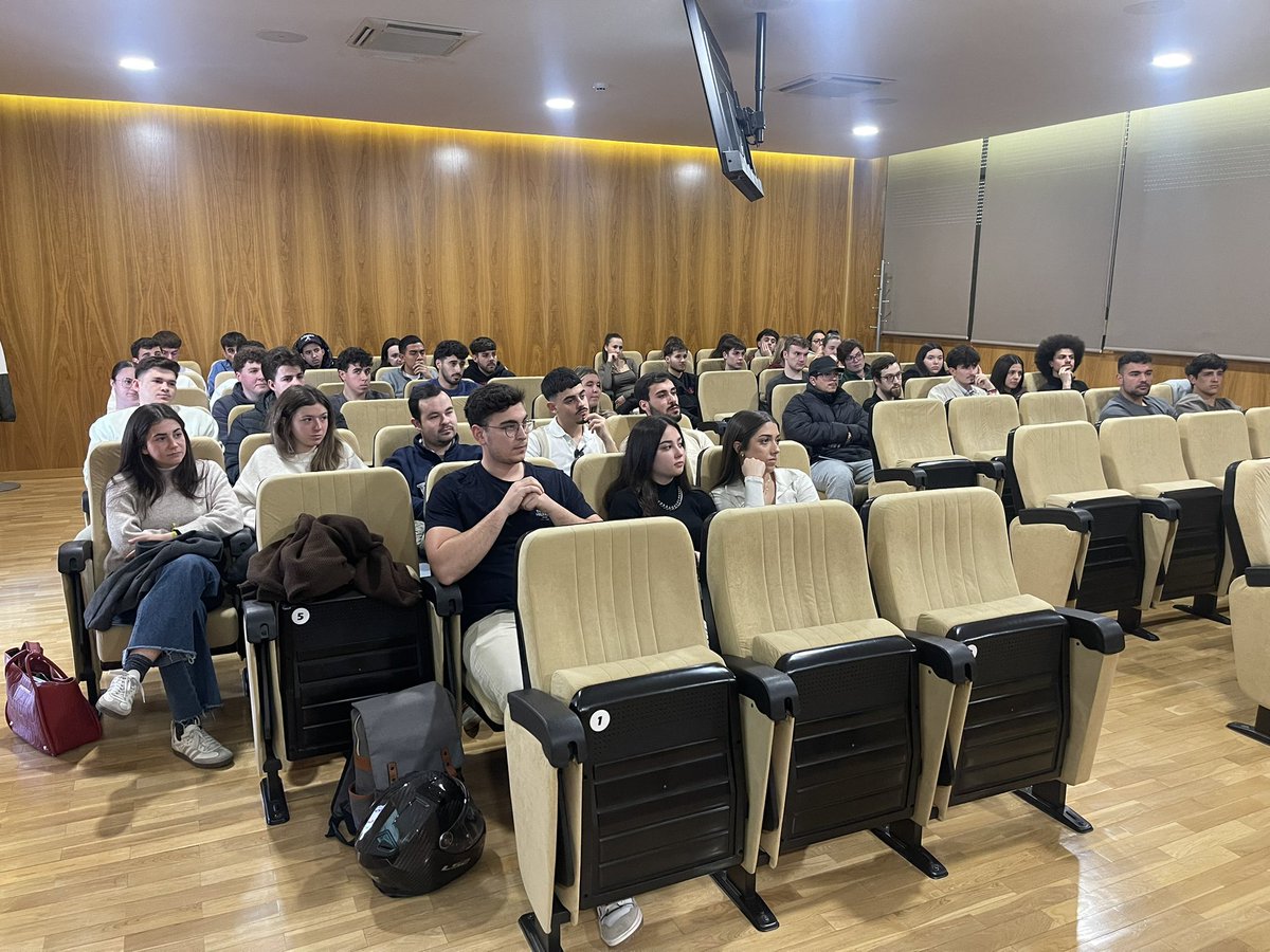 Comenzamos sesión <a href="/Cajaruralgr/">Caja Rural Granada</a> en <a href="/FcceeUgr/">FCCEE UGR</a> presentado por <a href="/Pedroebarrilao/">Pedro E Barrilao</a> 
#practicas
#empleo