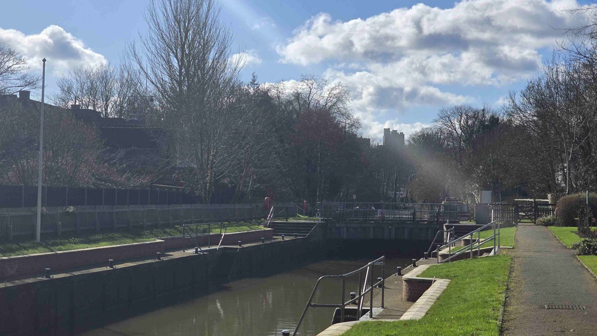 RomneyWeir's tweet photo. A bit of sun π, but no traffic #RedBoards π₯ #Thames #boating #Windsor https://t.co/YXEtNaDeph