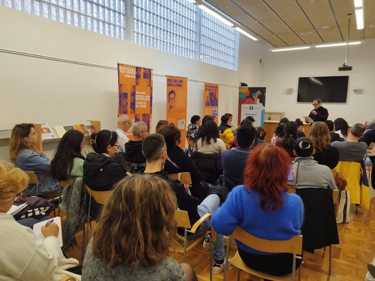 Avui s'ha fet una conferència sobre Vicent Andrés Estellés a la Biblioteca Clarà, en col·laboració amb <a href="/espaisescrits/">Espais Escrits</a> . Hi han assistit dos grups d'alumnes. 

La persona que ha conduït la xerrada ha estat l'expert Jordi Valls, que també ha recitat poemes. 🫶