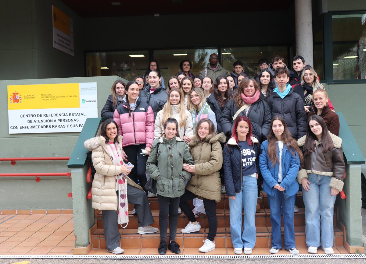 CentroCREER's tweet photo. Hoy alumnos de 3º del Grado de Enfermería de la asignatura #EnfermedadesRaras de @UBUEstudiantes visitan el @CentroCREER. Cristina Gómez, enfermera, presenta los programas y servicios y @juanjiapert, que tiene síndrome de #Apert, da a conocer su enfermedad #VisitasFormativasCREER https://t.co/qAxLNT9nim