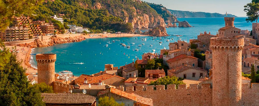 ¿Y este recinto medieval a pie de mar dónde estará? Pista: Es uno de los 7 destinos más baratos para viajar en España… s.mtrbio.com/zjqcalulxo