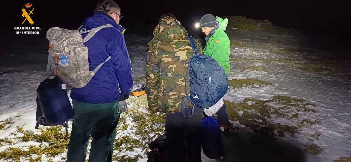 GCSegovia062's tweet photo. #GuardiaCivil062
🚨El Grupo de Rescate e Intervención en Montaña #GREIM rescata a dos jóvenes senderistas que estaban desorientados en la cara Norte del Pico de Peñalara. Fueron trasladados en buen estado de salud a la localidad de Guadarrama https://t.co/u5GlXhkkrm