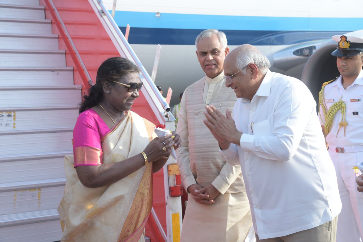 ગુજરાતની મુલાકાતે પધારેલ ભારતના માનનીય રાષ્ટ્રપતિ શ્રીમતી દ્રૌપદી મુર્મુજી આજે અમદાવાદ પધાર્યા ત્યારે અમદાવાદ હવાઈમથક ખાતે માનનીય રાજ્યપાલ શ્રી આચાર્ય દેવવ્રત, મુખ્યમંત્રી શ્રી ભૂપેન્દ્રભાઈ પટેલ તેમજ અન્ય મહાનુભાવો દ્વારા તેમનું ઉષ્માભર્યું સ્વાગત અને અભિવાદન કરવામાં આવ્યું હતું.