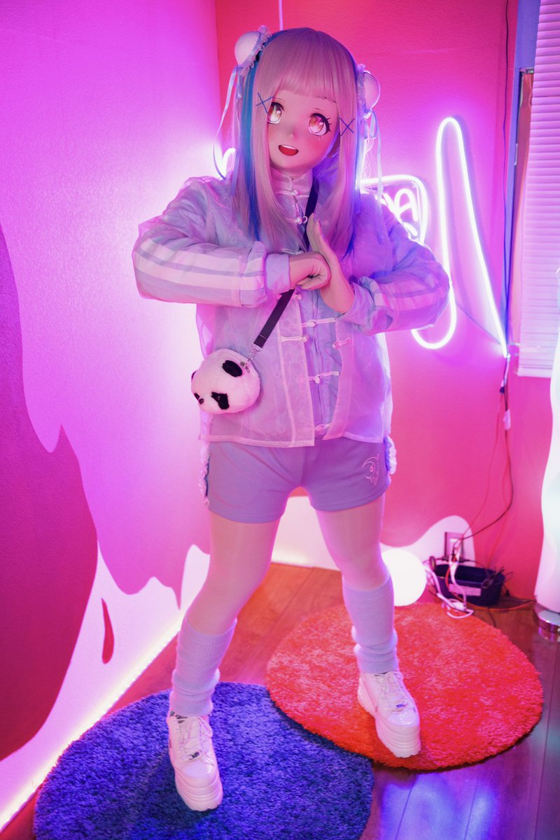 先日のオフではネオンのあるブースもあったので、中々お出しできてないコーデで撮っていただきました！！！

サブカル🩵 ✖️ チャイナ🐼

シースルーのアウターがどことなくY3K味を感じません？？？

📸：もへじ様(<a href="/zenigatamoheji/">もへじ</a> )
#スタジオアソート