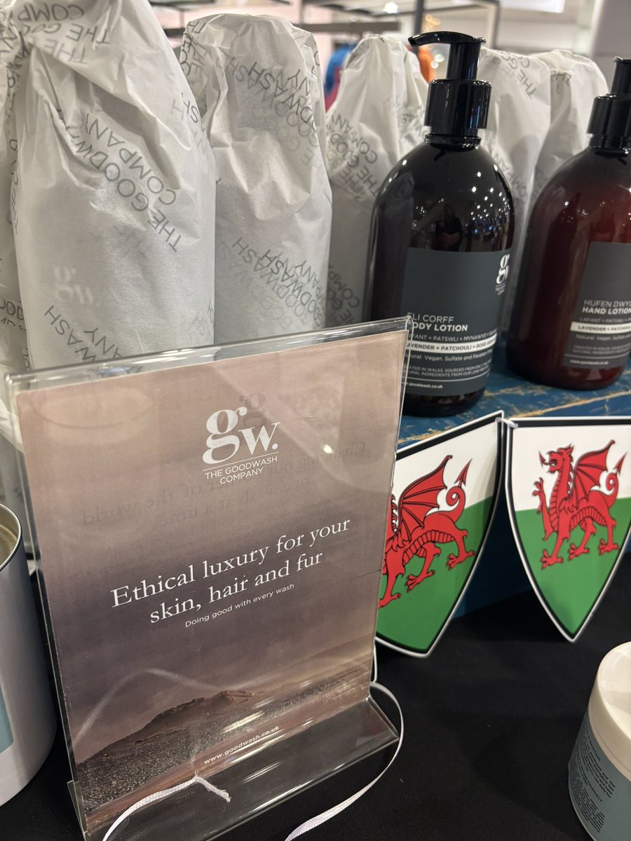 walesweekberk's tweet image. The Welsh Pop up is going to be at Ye Olde Red Lion in Chieveley (j13 of the M4) on St David’s Day. Pop along and stock up on gifts, homewares and toiletries from Wales. 

#dothelittlethings #stdavidsday #welshinberkshire #walesweekbeekshire #walesweek #hwyl