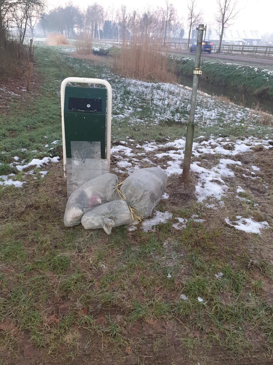 𝗗𝗮𝗱𝗲𝗿 𝗱𝘂𝗺𝗽𝗶𝗻𝗴 𝗡𝗶𝘀𝘁𝗲𝗹𝗿𝗼𝗱𝗲 𝗴𝗲𝘃𝗼𝗻𝗱𝗲𝗻🔎✅
Samen Sterk in Brabant heeft met succes de dader van een bijna wekelijkse afvaldumping in Nistelrode opgespoord. Deze dader (39) heeft een pv gekregen. Ook zal hij het opruimen moeten betalen aan de gemeente.