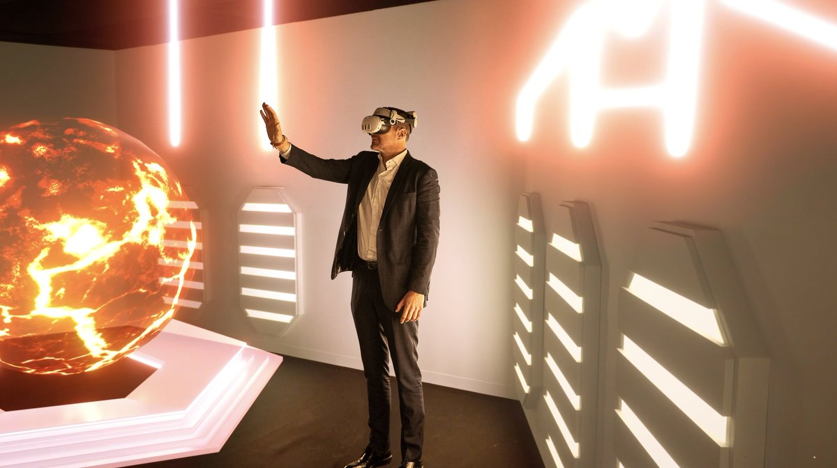 lopezcamposgal's tweet photo. Na experiencia inmersiva #Orixes atopamos unha boa mostra do talento galego nun sector punteiro como a realidade virtual e as artes dixitais 

Convídovos a poñer as lentes e descubrir na @CidadedaCultura  esta instalación innovadora que nos leva por millóns de anos na Terra https://t.co/MSp8PpuNSh