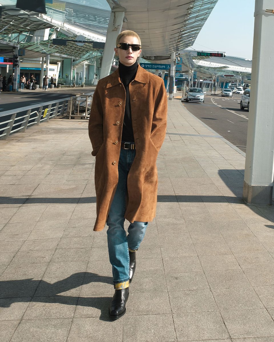 Hyunjin wears Versace on arrival for the Fall-Winter 2025 fashion show.

#Hyunjin
#VersaceFW25
#Versace