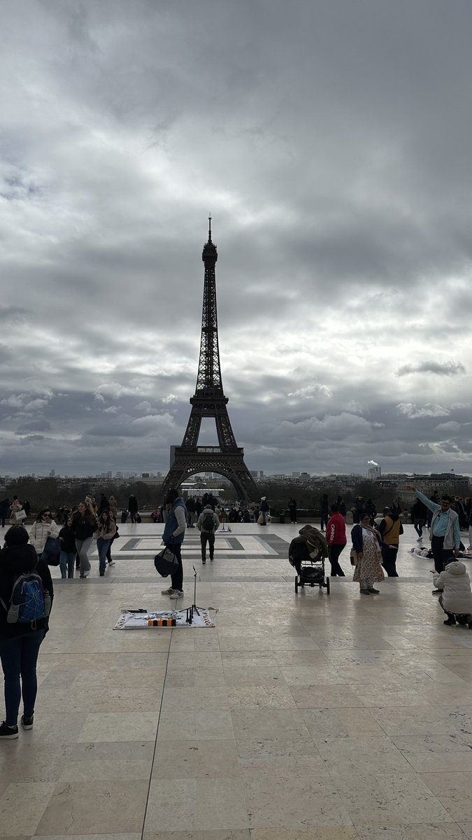 Keaythree's tweet photo. Bonjour from Paris♥️ https://t.co/FBoyyjwba0