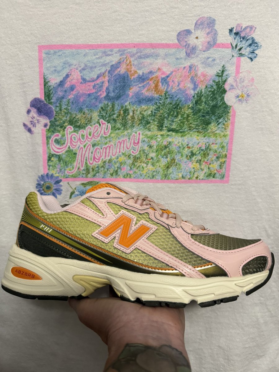 wilcocarla's tweet image. Day 27 of #BHMKOTD25: “Next Quarter.” UnDS Concepts x 740 ‘Saignee,’ This pair caught my 👀 right from the start. Such a unique colorway, &amp;amp; my 1st 740.🥰 I really think NB has some of the best collabs, &amp;amp; I’m having fun with my “numeric journey” so far.😆Also, Derek says hi.👋🏼😂♥️