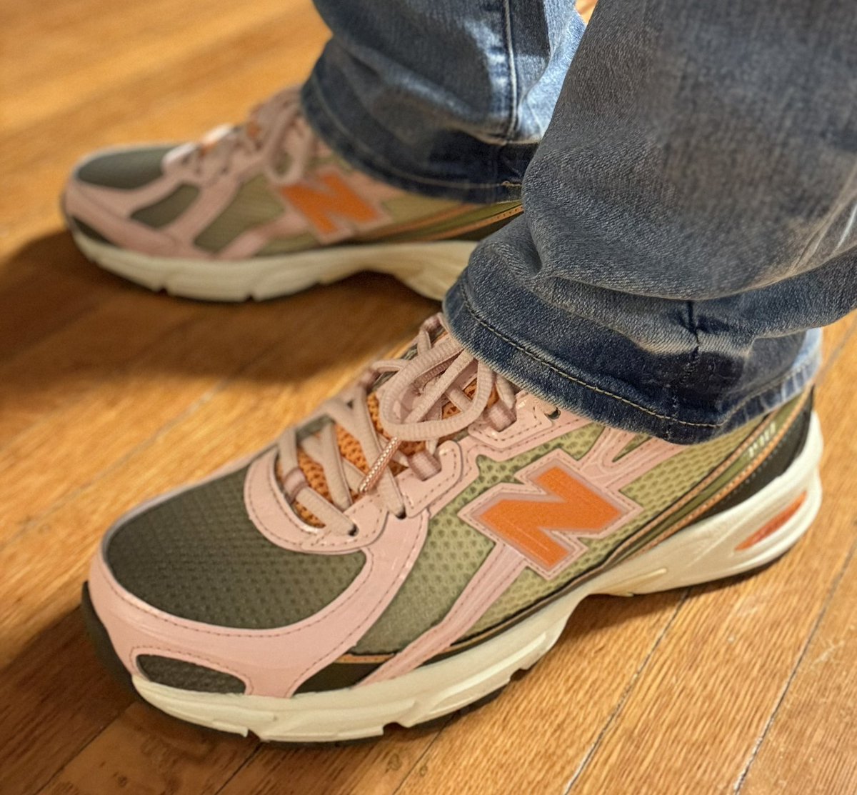 wilcocarla's tweet image. Day 27 of #BHMKOTD25: “Next Quarter.” UnDS Concepts x 740 ‘Saignee,’ This pair caught my 👀 right from the start. Such a unique colorway, &amp;amp; my 1st 740.🥰 I really think NB has some of the best collabs, &amp;amp; I’m having fun with my “numeric journey” so far.😆Also, Derek says hi.👋🏼😂♥️