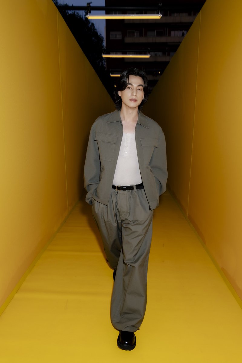 mintmag_th's tweet photo. หล่อทุกขณะ! ชมความหล่อของหนุ่ม #กลัฟคณาวุฒิ ขณะร่วมชมแฟชั่นโชว์ Onitsuka Tiger คอลเล็กชั่น Autumn Winter 2025 ที่จัดขึ้นเมื่อค่ำคืนที่ผ่านมา  ณ กรุงมิลาน ประเทศอิตาลี 💚

GULF​ X ONITSUKA​ AW25

#OnitsukaTigerAW25XGULF 
#OnitsukaTiger 
#OnitsukaTigerAW25  
#MintNews https://t.co/cPbJxuECOz