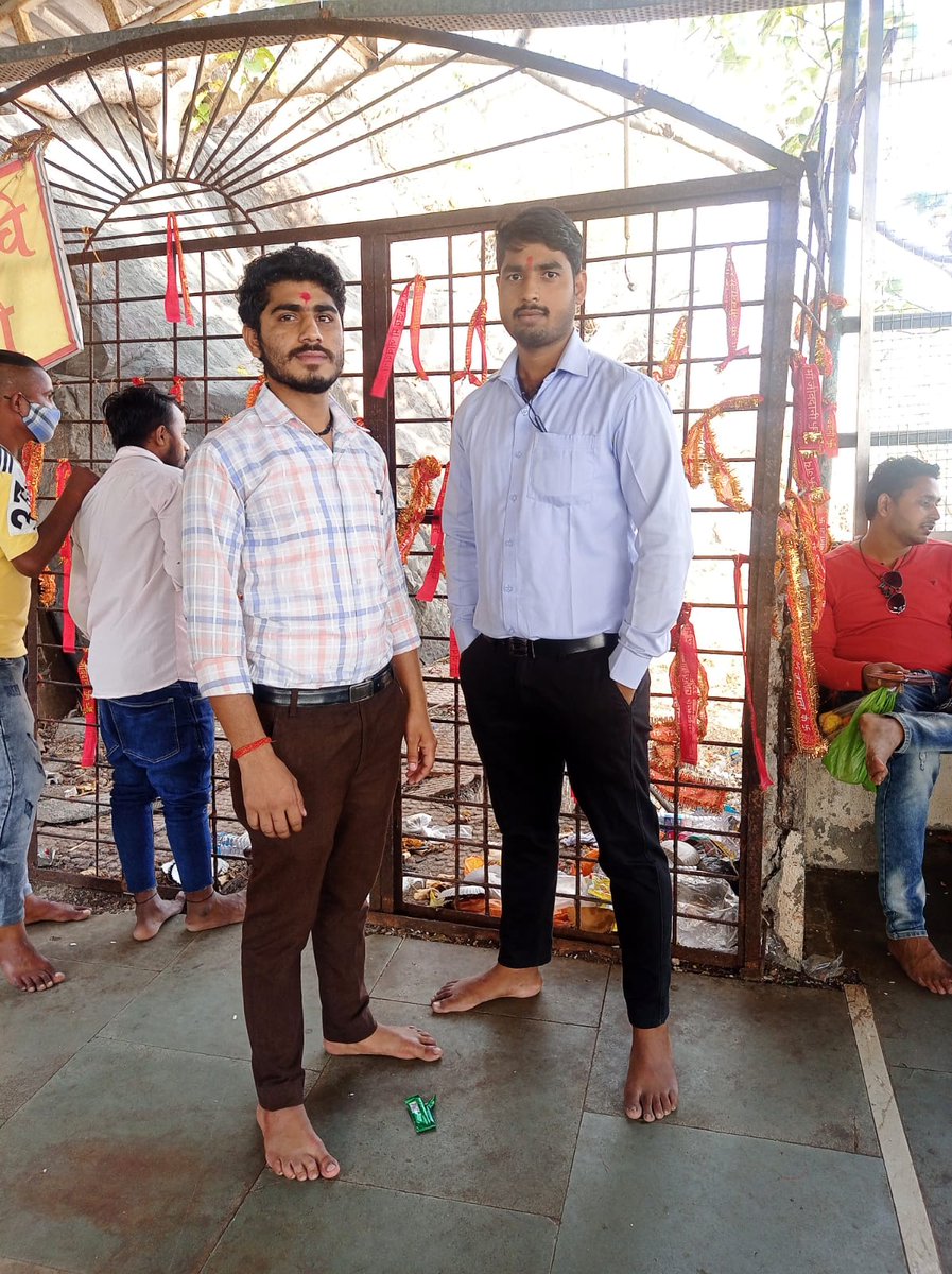 उस जगह बैठना छोड़ दो जहाँ लोग दूसरों की चुगली करते है, क्योंकि आपके वहाँ से जाते ही उन लोगों की चुग़ली का अगला विषय आप होंगे।

सहमत हैं तो रिपोस्ट करें 🙏 

Good evening dear X Mate 🙏🔥