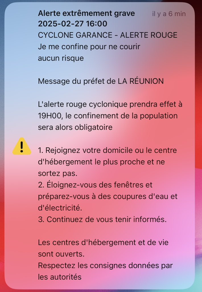 TomBecques's tweet image. Quelques heures avant l’arrivée du cyclone Garance sur l’île de La Réunion, des alertes sont envoyées par téléphone aux habitants. La préfecture demande à la population de se confiner dès 19h.