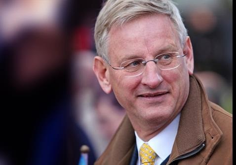 Бывший премьер-министр Швеции Карл Бильдт написал очень правильную статью "Трамп-капитулянт: параллели с Мюнхенским сговором 1938 года". Выписываю самое важное:

"Истоки этой войны связаны с желанием президента России Владимира Путина не допустить превращения Украины в