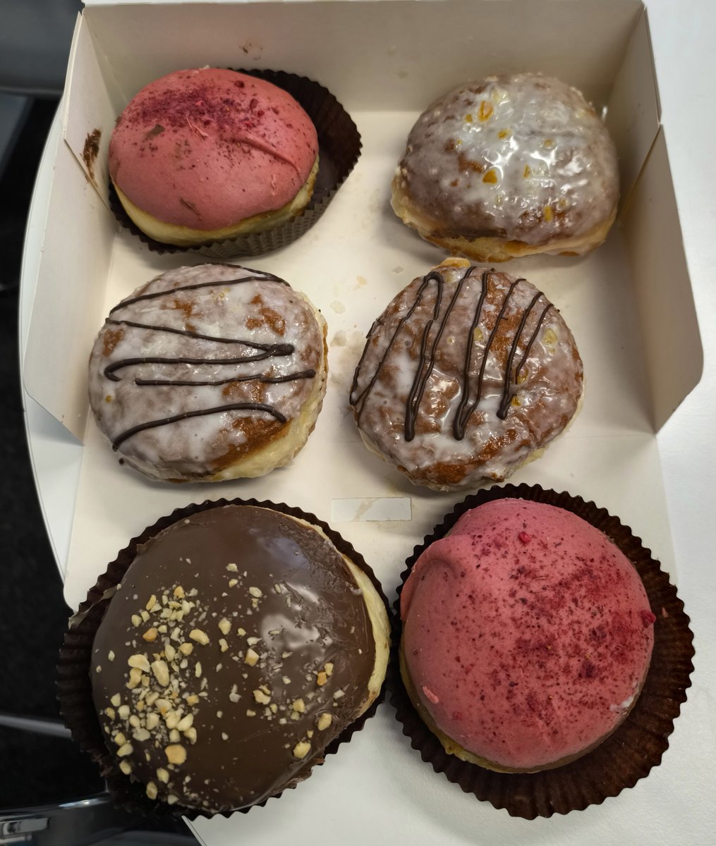 #tłustyczwartek - moje święto 😀Zapraszamy do <a href="/dsc_group/">InstytutGrupaBadawczaDSC</a> na symbolicznego #pączek 🍩 i najlepszą #kawa ☕ we #Wrocław (i tradycyjne pogaduchy nt. najnowszych #sondaże #badania) 📊