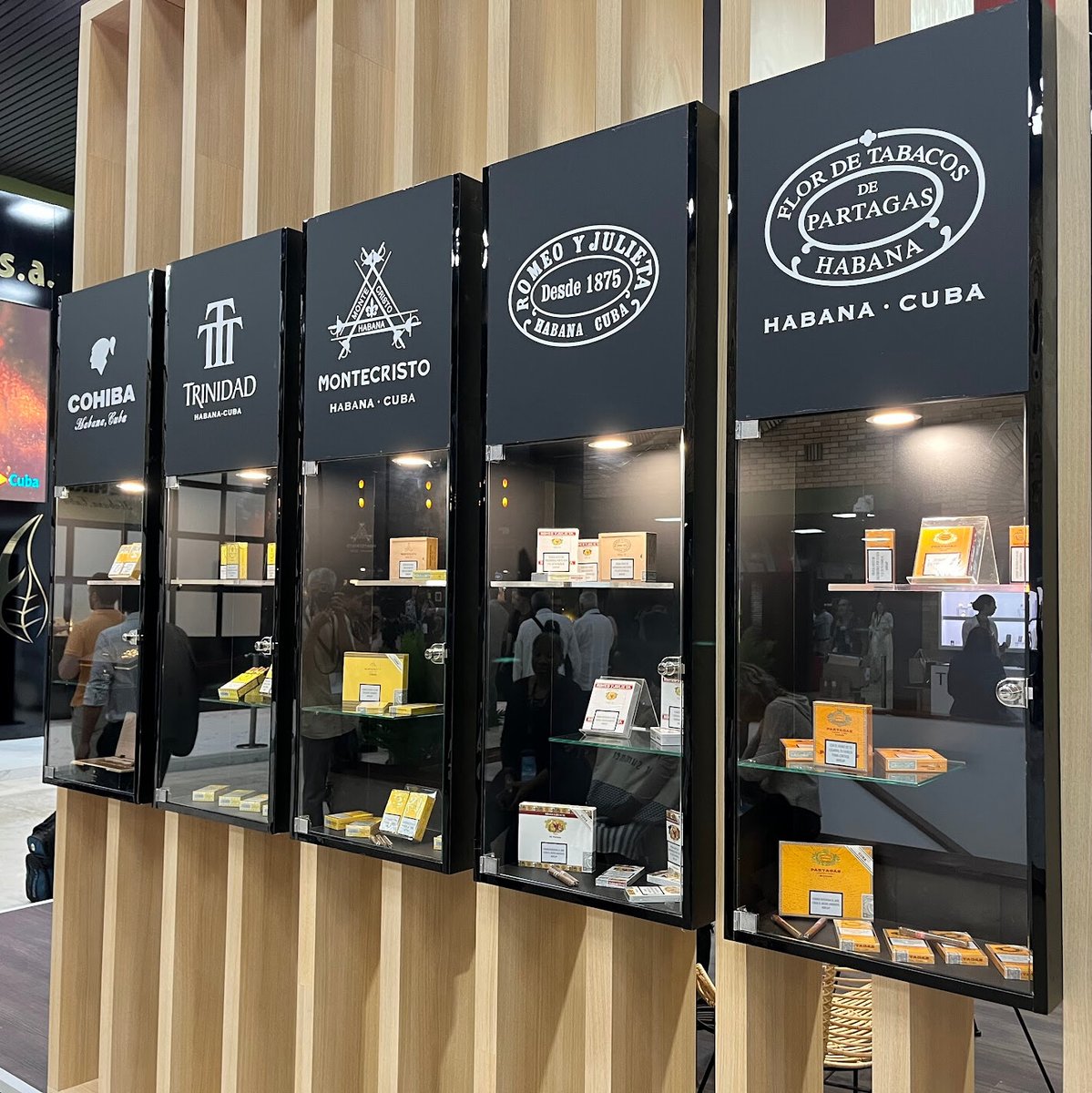 ¿Qué te parece el coffee corner que hemos instalado en el #25FestivalHabano? Los visitantes se detienen para disfrutar de un cigarrito y un café en el Palacio de Convenciones de La Habana. Y el jueves nos espera una sorpresa en la gala La noche Cuban mini cigars. Nos puedes leer