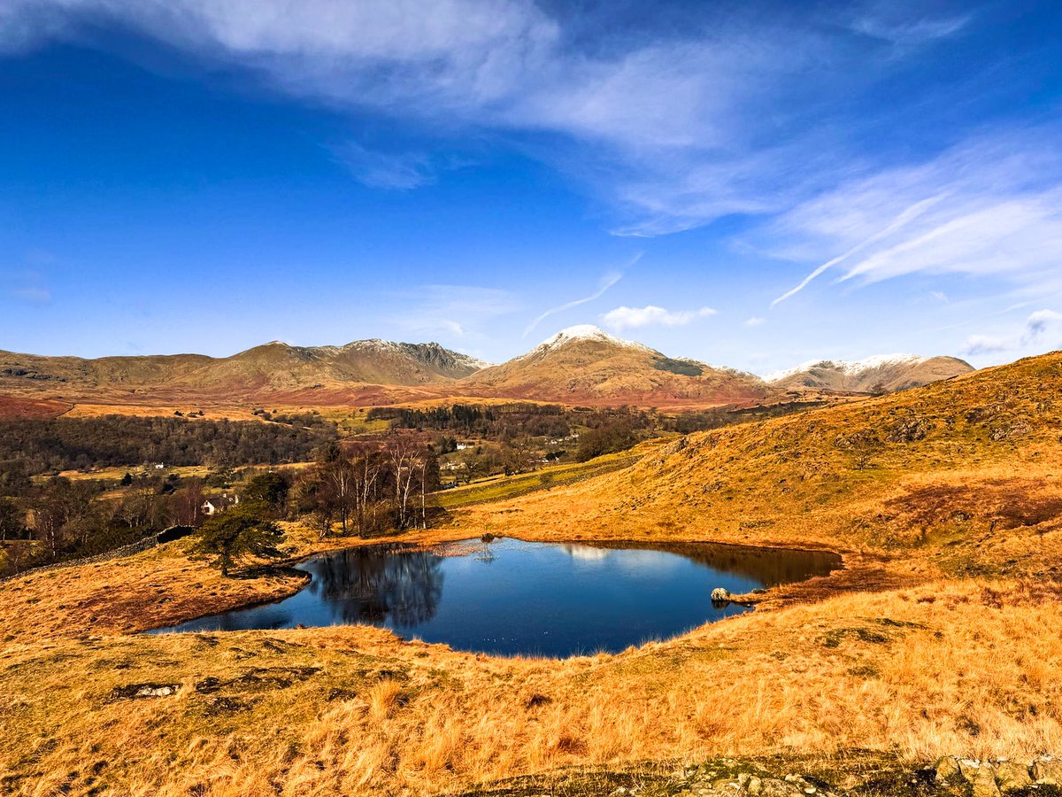 It’s a beautiful but chilly day here near #Coniston in the #LakeDistrict.

Here’s one taken earlier looking over Kelly Hall Tarn to a snow capped Coniston Old Man

 <a href="/kcrewders/">Kay Crewdson</a> <a href="/BBCNWT/">BBC North West</a>
