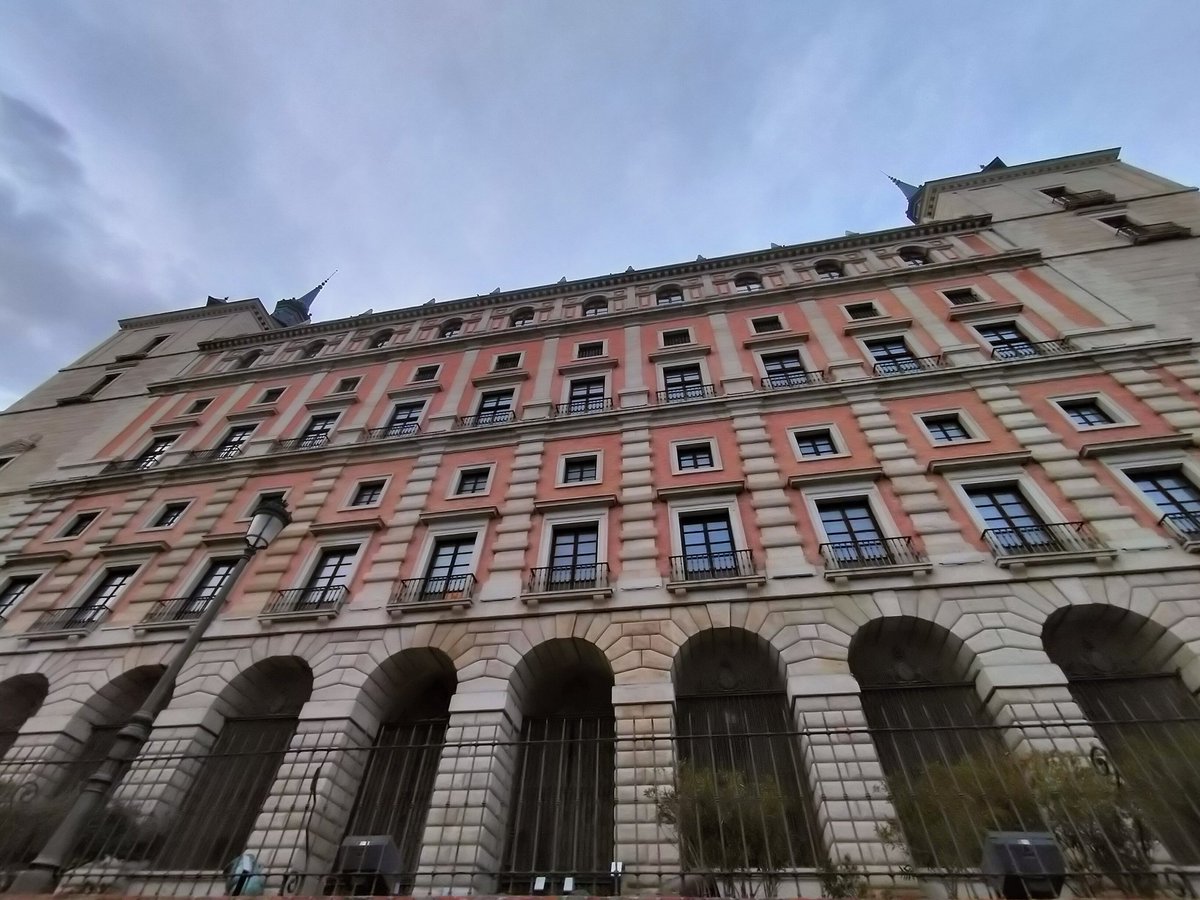 Ya a los pies del Alcázar de Toledo para disfrutar de la charla que <a href="/gine_elena/">Elena</a> va a dar en la <a href="/biblioclm/">Biblioteca de Castilla-La Mancha</a> sobre el trabajo que un grupo de neurocientíficas realizaron en la Escuela de Cajal, y de como la historía "olvidó" sus nombres.