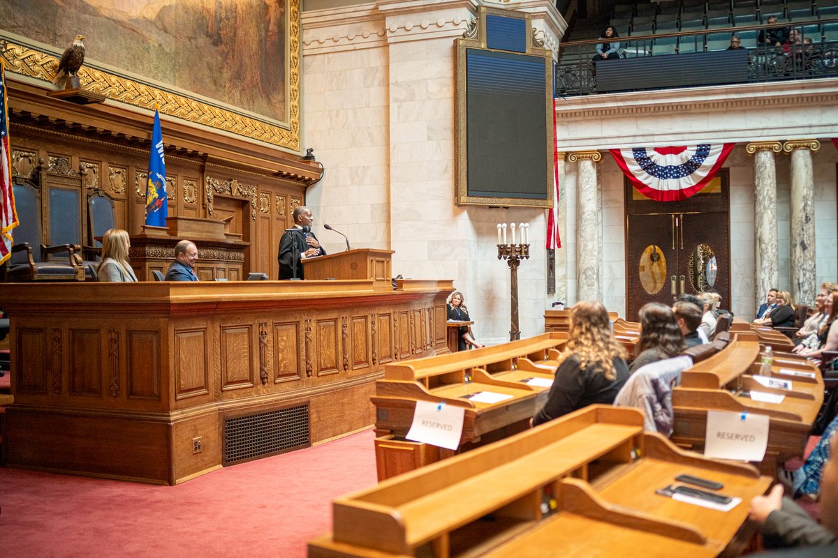ABT Class #2️⃣5️⃣1️⃣

Yesterday, Agent Basic Training (ABT) Class #251 completed their seven-week training program and will soon step into their new roles as Probation &amp; Parole Agents. Please join us in congratulating and wishing this group of 35 men and women well!