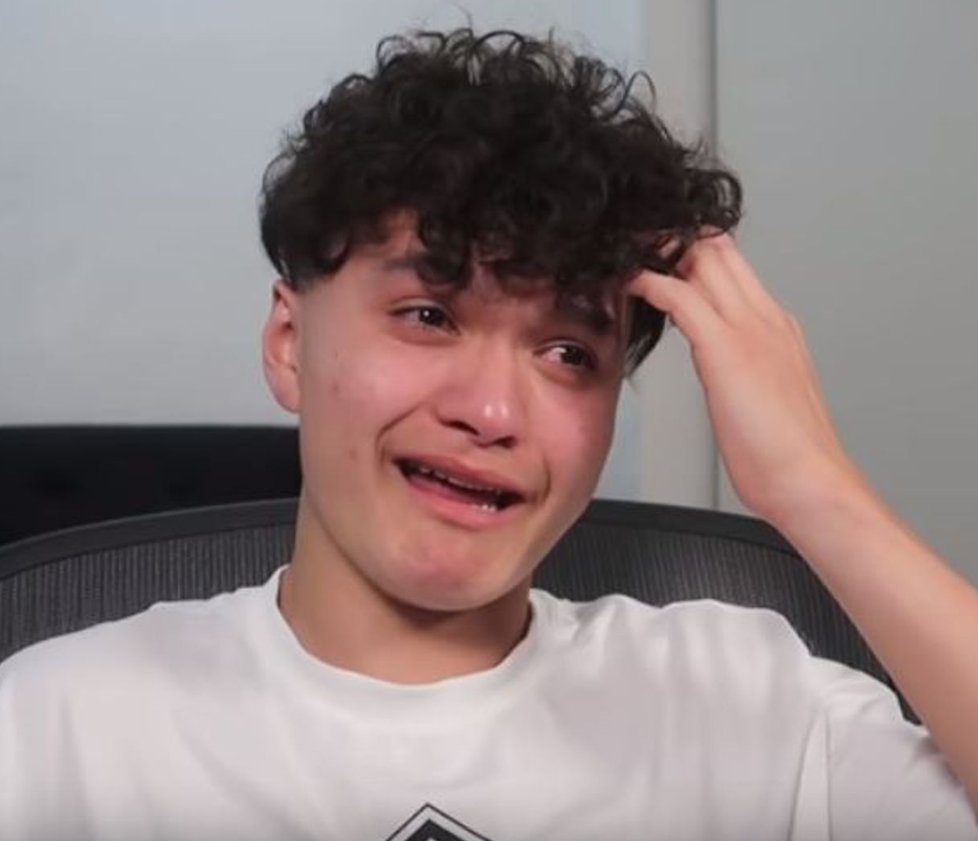 HYPEX's tweet image. Fortnite will soon UNBAN all players who received a lifetime cheating ban that has lasted over a year. This is part of their new policy, coming in April, which gives cheaters a second and final chance ‼️

This likely means Jarvis gets unbanned by April 👀