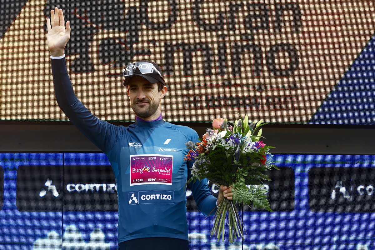 #OGC25 🇪🇸

Le sienta bien el maillot de <a href="/cortizo_es/">CORTIZO</a> a <a href="/oka_ander/">Ander Okamika</a> 😎

Pelearemos para mantenerlo hasta Santiago 💙

📷 <a href="/SprintCycling/">SprintCycling</a>