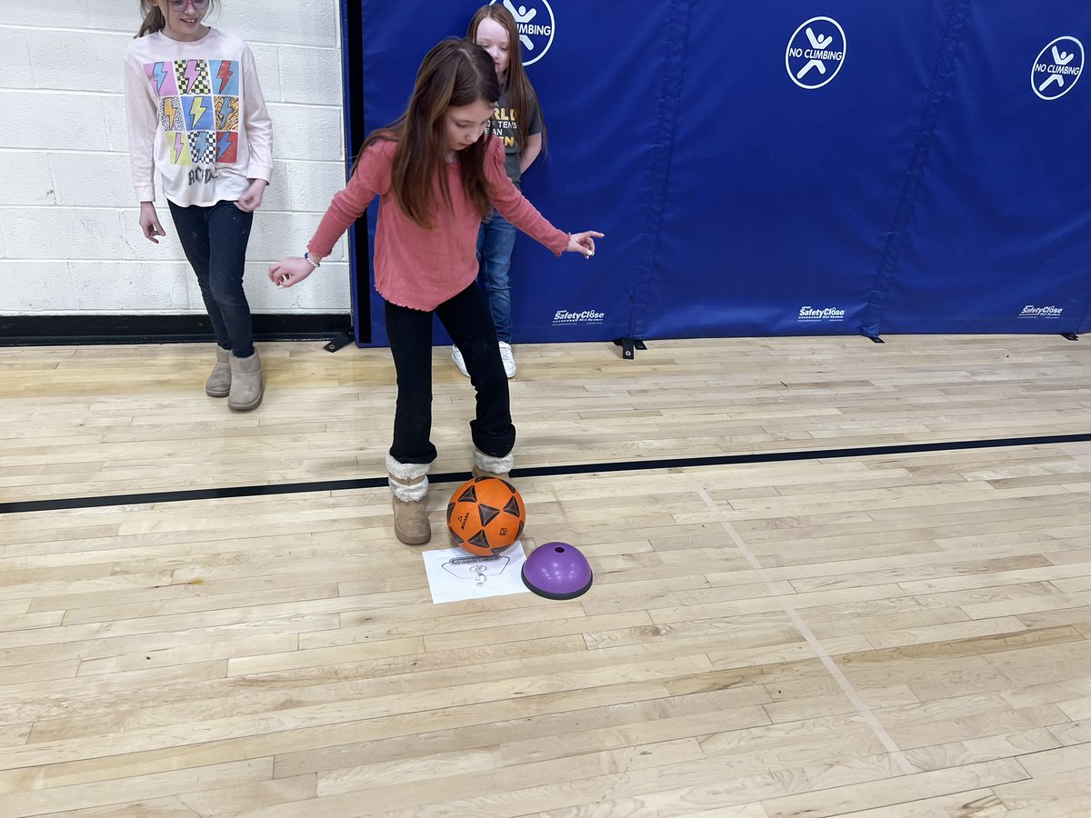 TrinityElemPE's tweet photo. 3rd grade is loving these soccer stations!! https://t.co/LJHrkvx3zI