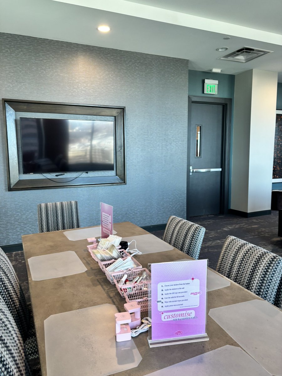 Chipped 💅 tweet media