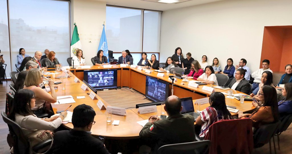 SRE_mx's tweet photo. 📸 El liderazgo de México en la promoción y protección de los derechos de la niñez fue reconocido ayer durante la sesión extraordinaria de la Comisión para el Seguimiento de las Recomendaciones del Comité de los Derechos del Niño de Naciones Unidas (#COMRECO).

Este Comité destacó los avances de 🇲🇽 en la implementación de la Ley General de los Derechos de Niñas, Niños y Adolescentes; el fortalecimiento de instituciones de protección infantil, y la adopción de medidas para erradicar la violencia, el trabajo infantil y la discriminación.

"Nuestra tradición diplomática nos ha llevado a impulsar principios y normas internacionales para asegurar su pleno desarrollo y bienestar a través de la cooperación internacional, el diálogo y fortalecimiento de alianzas con organismos multilaterales, sociedad civil y actores como el sector privado y académico", destacó la directora general de Derechos Humanos y Democracia de la @SRE_mx, @feller_jennifer.

La sesión estuvo integrada por la DG Jennifer Feller; Lorena Villavicencio, secretaria ejecutiva de @SIPINNA_MX; Maki Kato, representante adjunta de @UNICEFMexico, y @NenePedernera, vicepresidente del Comité de Naciones Unidas sobre los Derechos del Niño, así como representantes de dependencias federales, sistemas estatales de Protección a Niñas, Niños y Adolescentes, y organizaciones de la sociedad civil.