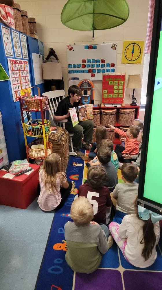 ffa_munford's tweet photo. Last week, snow may have delayed our plans to spread agriculture awareness!However today, Munford FFA Chapter members visited Munford Elementary School to participate in the TN FFA PLOW Program, sharing the love of agriculture and literacy with kindergarten students. 🌾📖 https://t.co/JogIPZjggZ