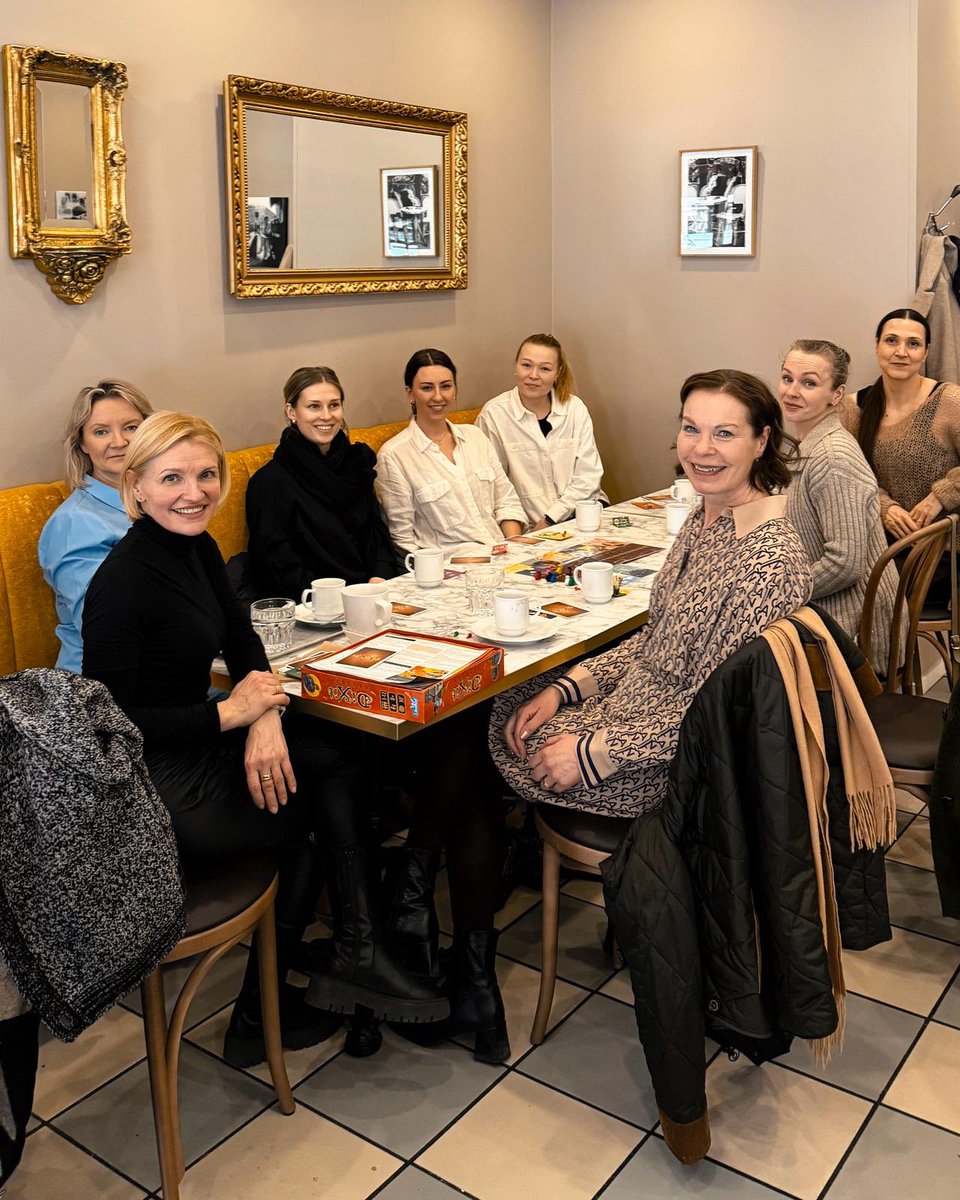 Niin tärkeää kuin itse työ on, on tärkeää myös viettää yhteisiä hetkiä työkavereiden kesken. 

Tällä kertaa #tyohyvinvointi-hetki vietettiin lautapelin äärellä.