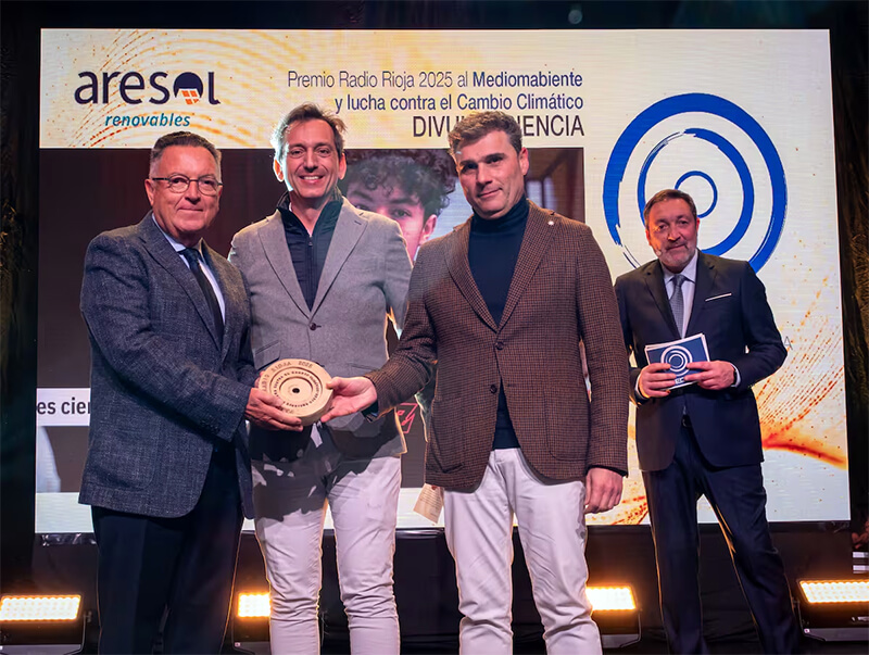 Aresol Renovables (@aresol_er) on Twitter photo Enhorabuena a <a href="/RadioRioja/">Radio Rioja</a> por sus V Premios Radio Rioja Cadena SER y a todos los premiados en especial a Divulgaciencia de <a href="/fund_cajarioja/">Fundación Caja Rioja</a> a quienes entregamos el premio "Medio Ambiente y lucha contra el Cambio Climático". ¡El año que viene más! Enhorabuena a <a href="/RadioRioja/">Radio Rioja</a> por sus V Premios Radio Rioja Cadena SER y a todos los premiados en especial a Divulgaciencia de <a href="/fund_cajarioja/">Fundación Caja Rioja</a> a quienes entregamos el premio "Medio Ambiente y lucha contra el Cambio Climático". ¡El año que viene más!
