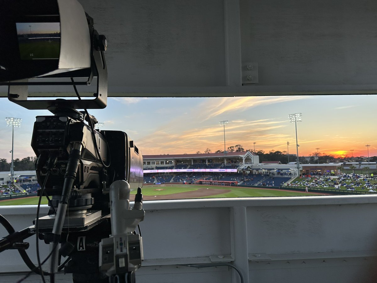 DannyBurtless's tweet photo. Very happy to be working in sports broadcasting! https://t.co/YK102K7Cnu