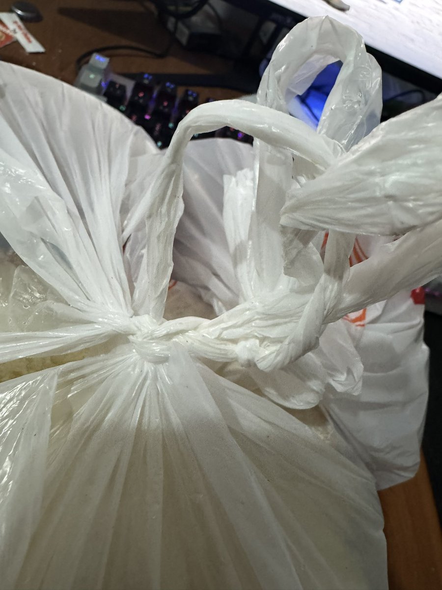 Arkadaşlar Allah aşkına bu nasıl bi düğüm açmak için ileri düzey düğüm çözme becerisi gerekiyor lan ucu yok. Poşeti de çöp diye kullanacam yırtmak istemiyorum çıldırıyorum 😂