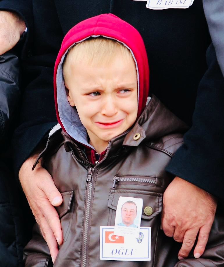 Yazacak çok şey var, ama tutsağız kendi öz vatanımızda! Söylesem tesiri yok, sussam gönül razı değil… Bu ihanette parmağı, zerresi, rızası, medeti, çıkarı, ortaklığı, payı, desteği, himayesi, sessizliği, menfaati olan herkes beter olsun!

Bu masum çocukların gözyaşlarında