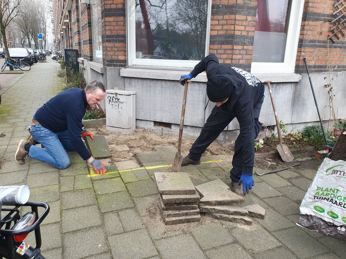 KarinPadmos's tweet photo. Onze eerste tegelwipactie. #tegelseruit #groenerin #tegelwippen doen we graag. #blijdorp #Noord010
Met dank aan onze #groennoord #vrijwilligers
Wil je ook eens helpen met ons clubje? Dat kan wij Bel, mail of app naar het nummer hier op de pagina vermeld on #Facebook #welkom https://t.co/syqQ2x6qKs