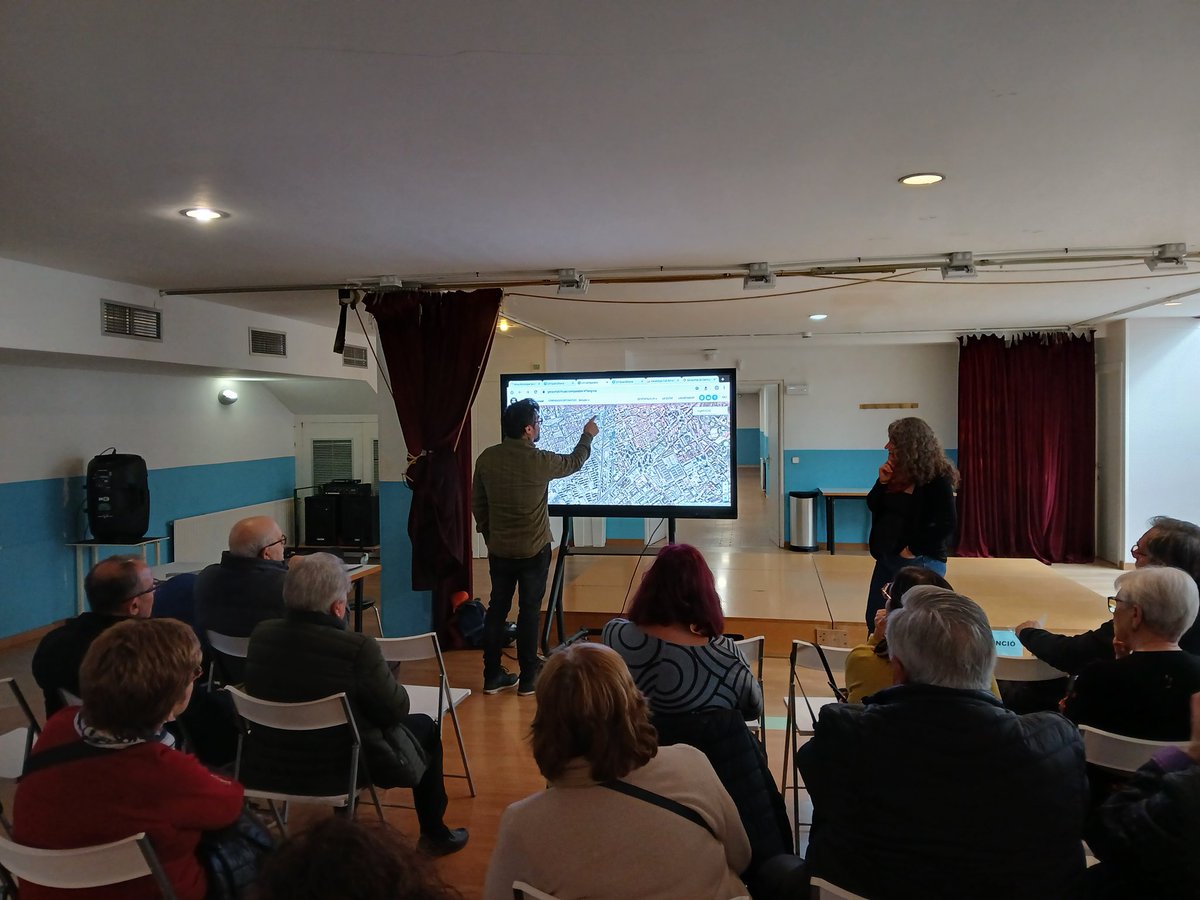 Avui hem fet el Taller de Memòria Fotogràfica sobre el Gornal, la Bomba i Can Pi.
Amb l'arquitect historiadora <a href="/martapierag/">Marta Piera</a> i la col·laboració d' <a href="/omniagornal/">Òmnia Gornal</a>.
Han vingut moltes persones que havien viscut a l'antic barri de la Bomba. Moltes gràcies a tots i totes per participar!