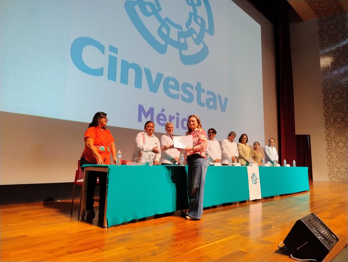 #EnEsteMomento| Mención honorífica a Enrique Zepeda Lupio por su tesis de Doctorado en Ciencias Marinas, lo recibe en su representación su directora de tesis Yolanda Freile Pelegrin.