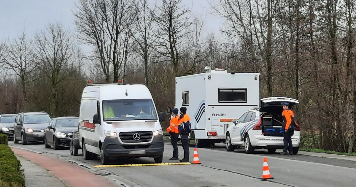 PZScheldeLeie's tweet image. Vandaag #verkeersveiligedag 🖤 Dit ter nagedachtenis van de 10 doden en vele gewonden in de kettingbotsing op de E17 van 29 jaar geleden #nazarethdepinte #goforzero 

De resultaten: politie.be/5419/nieuws/re…