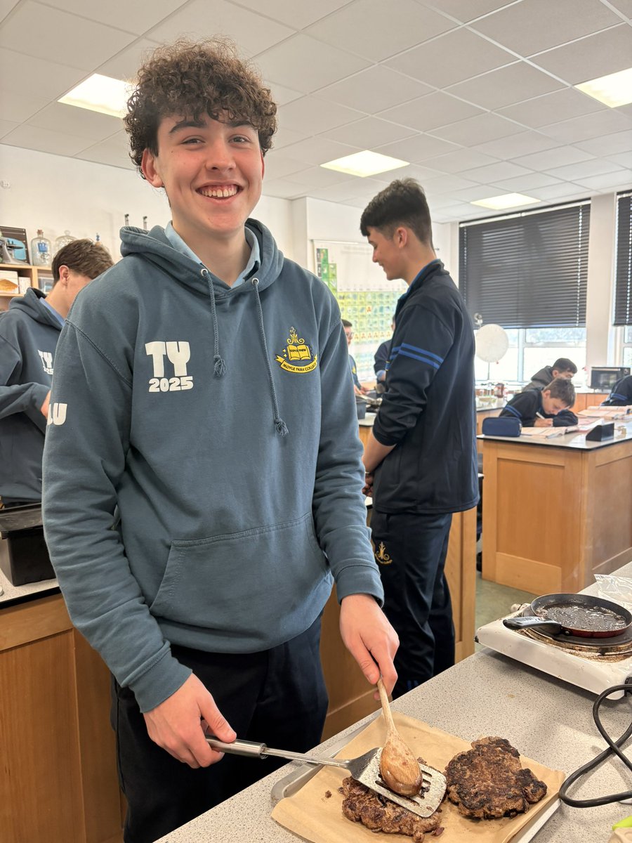 MoyleParkArt's tweet photo. YUM 🍔 TYs enjoyed making burgers this morning in Life Skills with @OMurphy_1 !! @TYMoylePark @moylepark 👨‍🍳 https://t.co/yuTkwiCRMA