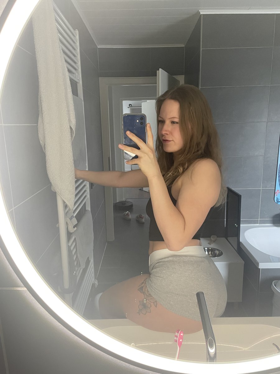 diejuliamay's tweet photo. steht hier jemand noch auf natürliche Frauen? https://t.co/J08DIYkzLZ