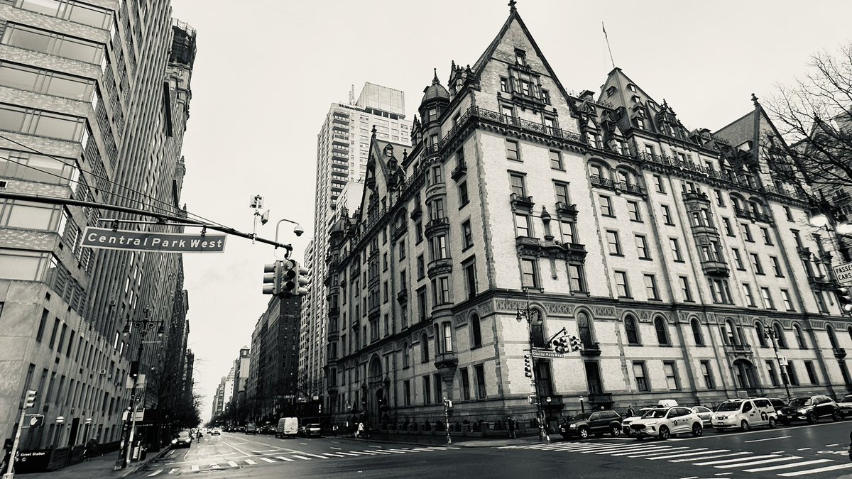 JanFreedman's tweet photo. Very neat to visit New York, exploring little streets, pizza joints, Central Park, and a jug full of Margarita! https://t.co/K4hST8mV27
