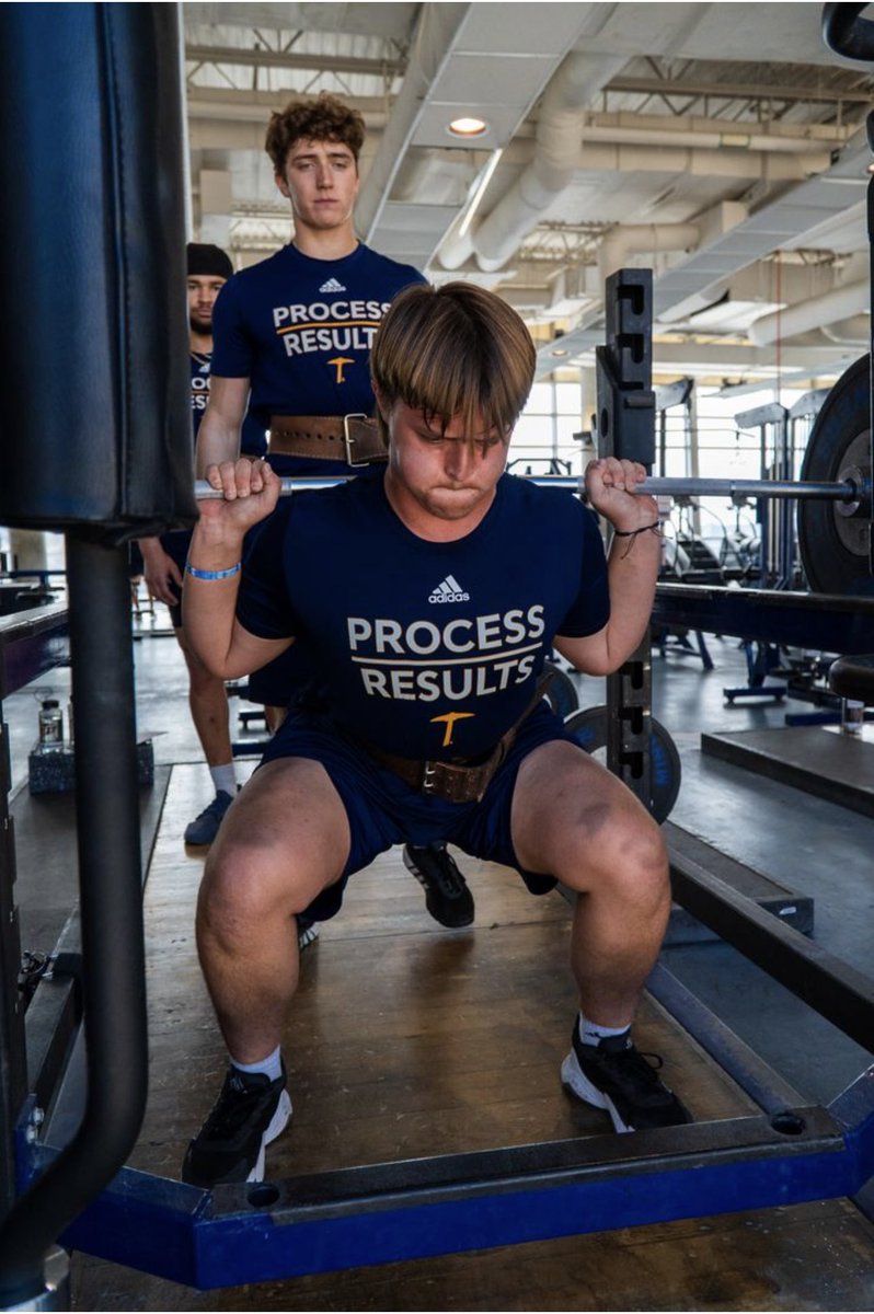 EPHotboyz's tweet photo. EP HOT BOYZ attacking the weight room 💪🏽 https://t.co/47Ts3jhNLW