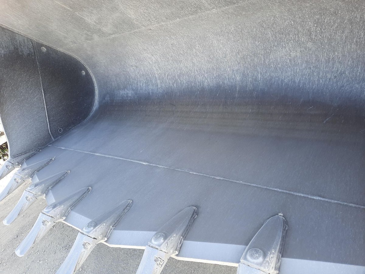 Godet chargeur pour Hitachi ZW370-6, idéal pour les milieux peu abrasif.

✅ Casquette : capacité augmentée + protection
✅ Lame delta : performance en front de taille
✅ Design adapté aux besoins chantier
#ACBPlus #GodetChargeuse
🔗swll.to/acbplus-contact