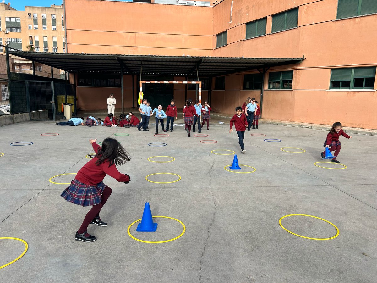 🏃‍♂️📚 En el área de #Inglés seguimos apostando por las clases físicamente activas para mejorar la salud de nuestro alumnado y hacer del aprendizaje una experiencia dinámica y divertida.

#EscuelaExtremadura #VenACrecerAlGiner