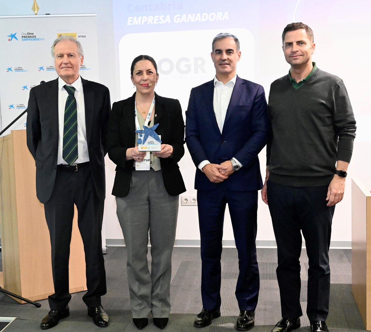 La tercera de las paradas de los Premios <a href="/EmprendeXXI_/">DayOne Premios EmprendeXXI</a> de <a href="/caixabank/">CaixaBank</a> tuvo lugar en #Santander en donde la startup cántabra de Optimun Grade se llevó la victoria gracias a su espectacular sistema de IA para mejorar el rendimiento deportivo. ¡Felicidades equipo!