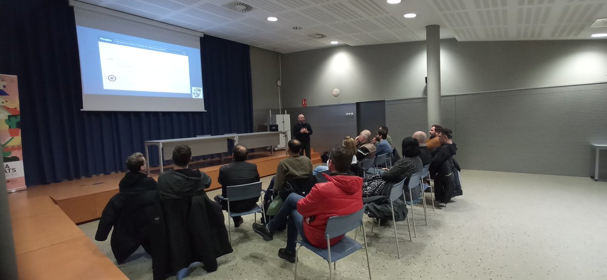 La sala llena para aprender sobre #IA y #WordPress con <a href="/AmadeuArderiu/">Amadeu Arderiu - AI for WordPress</a> !